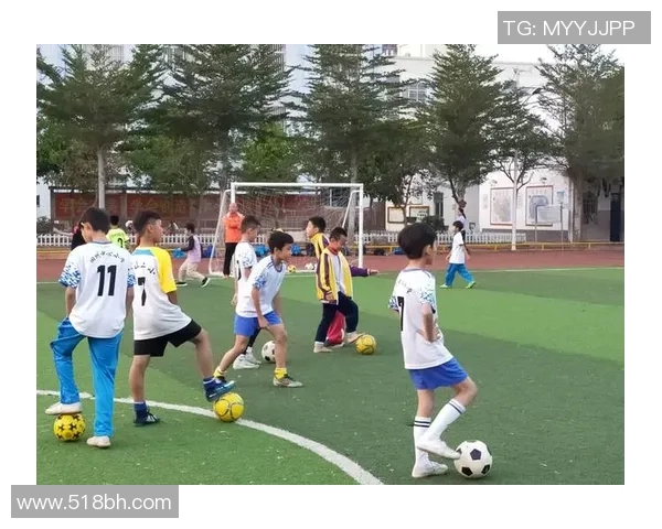 小孩心中的足球梦追逐明星的脚步与激情